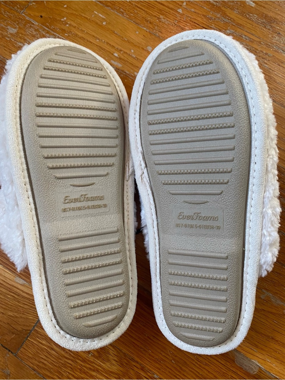 NWT dearfoams White Plush Slip-On Women's Slippers - Picture 3 of 3